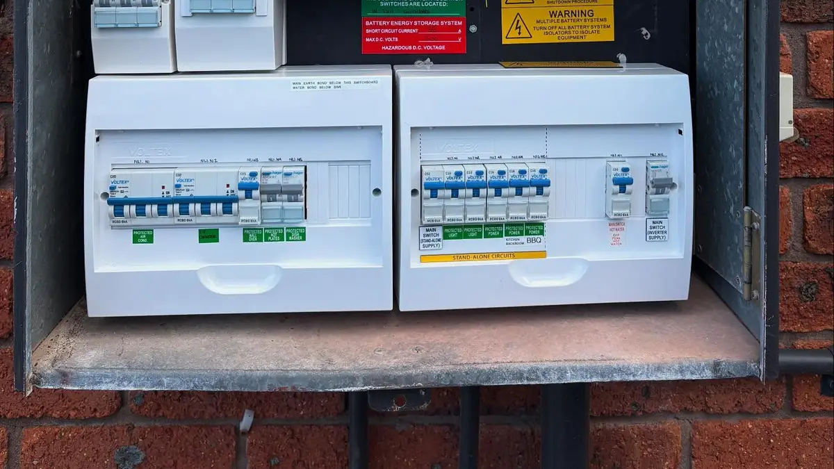 Quadro elétrico de uma casa com o sistema de bateria solar integrado