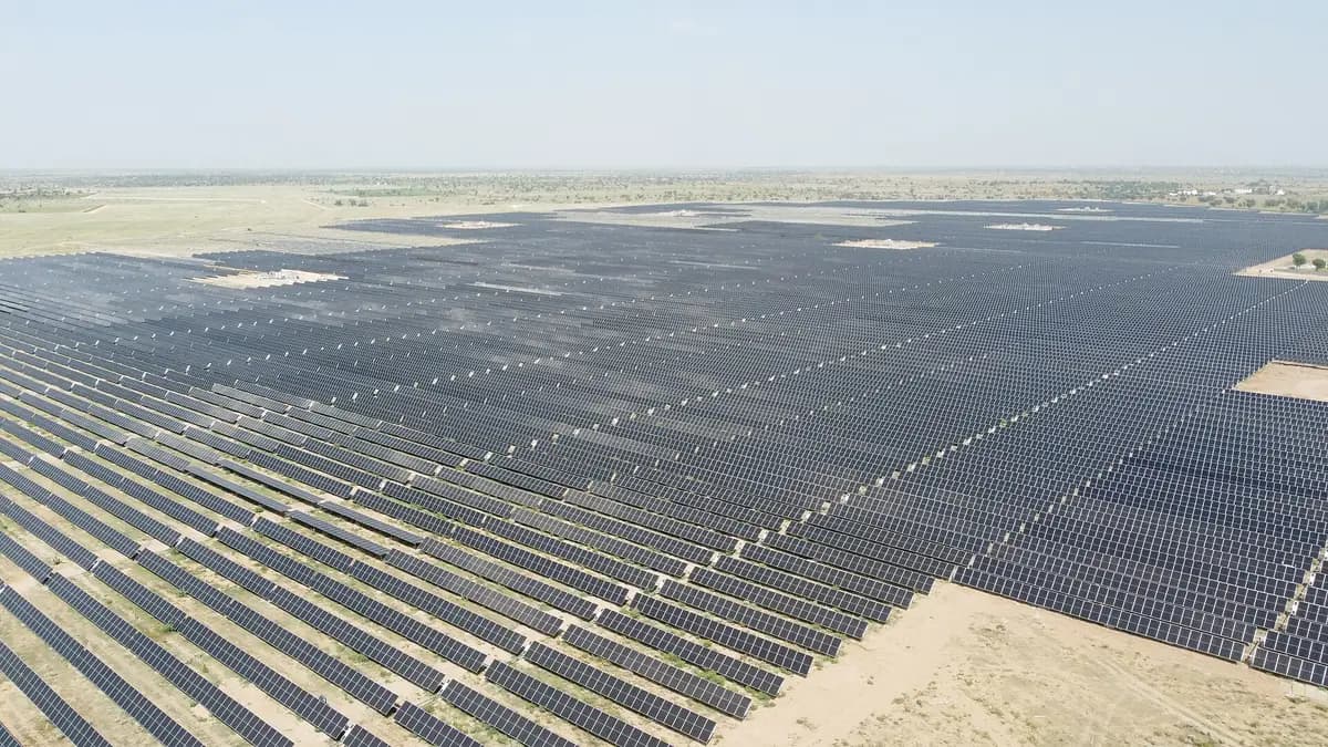 Filas de paneles solares de una planta en el parque Bhadla, India