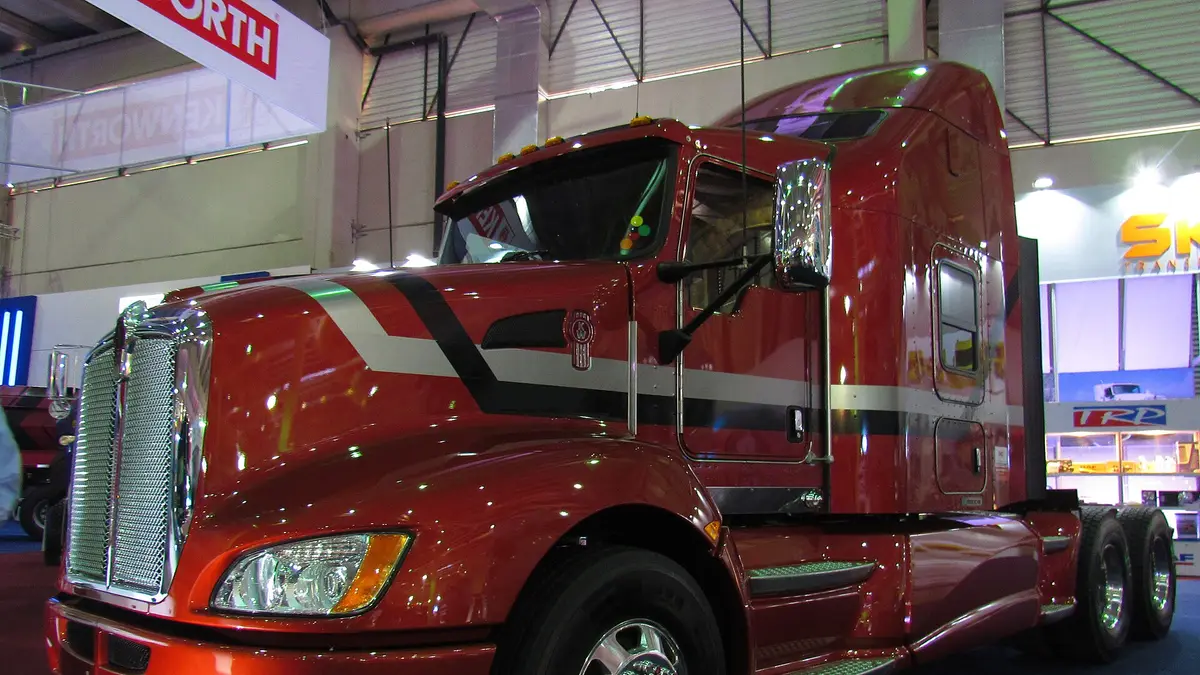 Camión tracto rojo Kenworth T660 exhibido en una feria de transporte en Chile