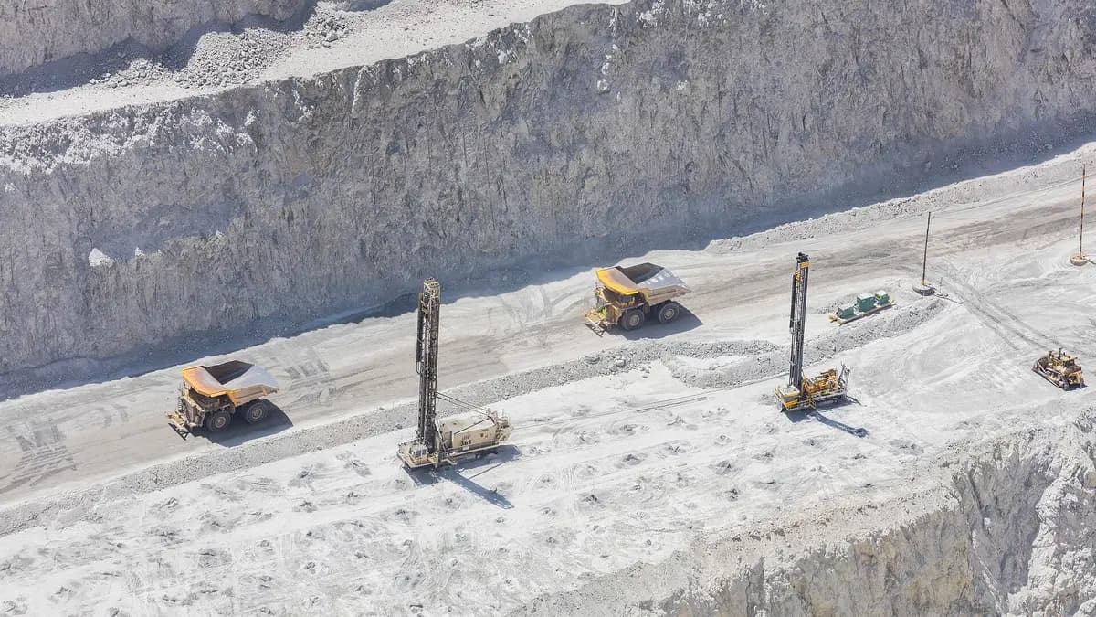 Camiones mineros de alto tonelaje Komatsu estacionados en la mina Chuquicamata