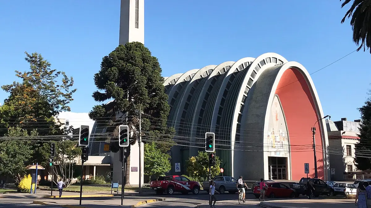 Catedral de Chillán con su fachada de arcos de hormigón