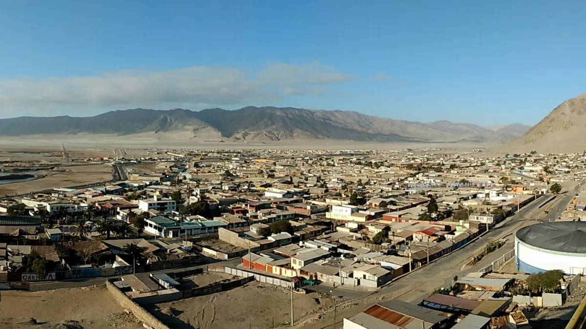 Vista de Chañaral desde la antigua torre del faro, con casas bajas, la bahía y cerros áridos al fondo