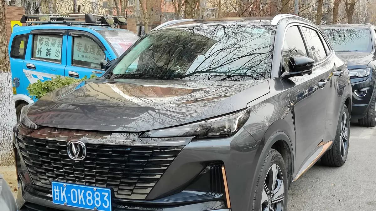 SUV Changan CS55 Plus de color gris estacionado