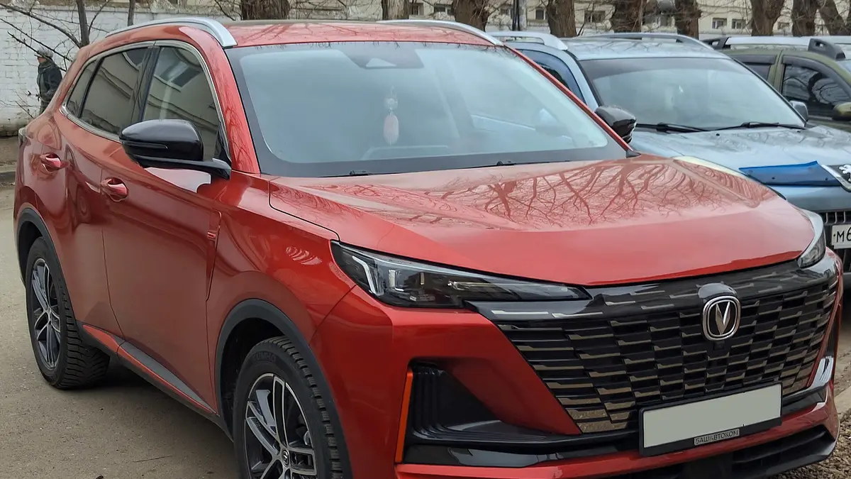 SUV Changan CS55 Plus de color rojo estacionado