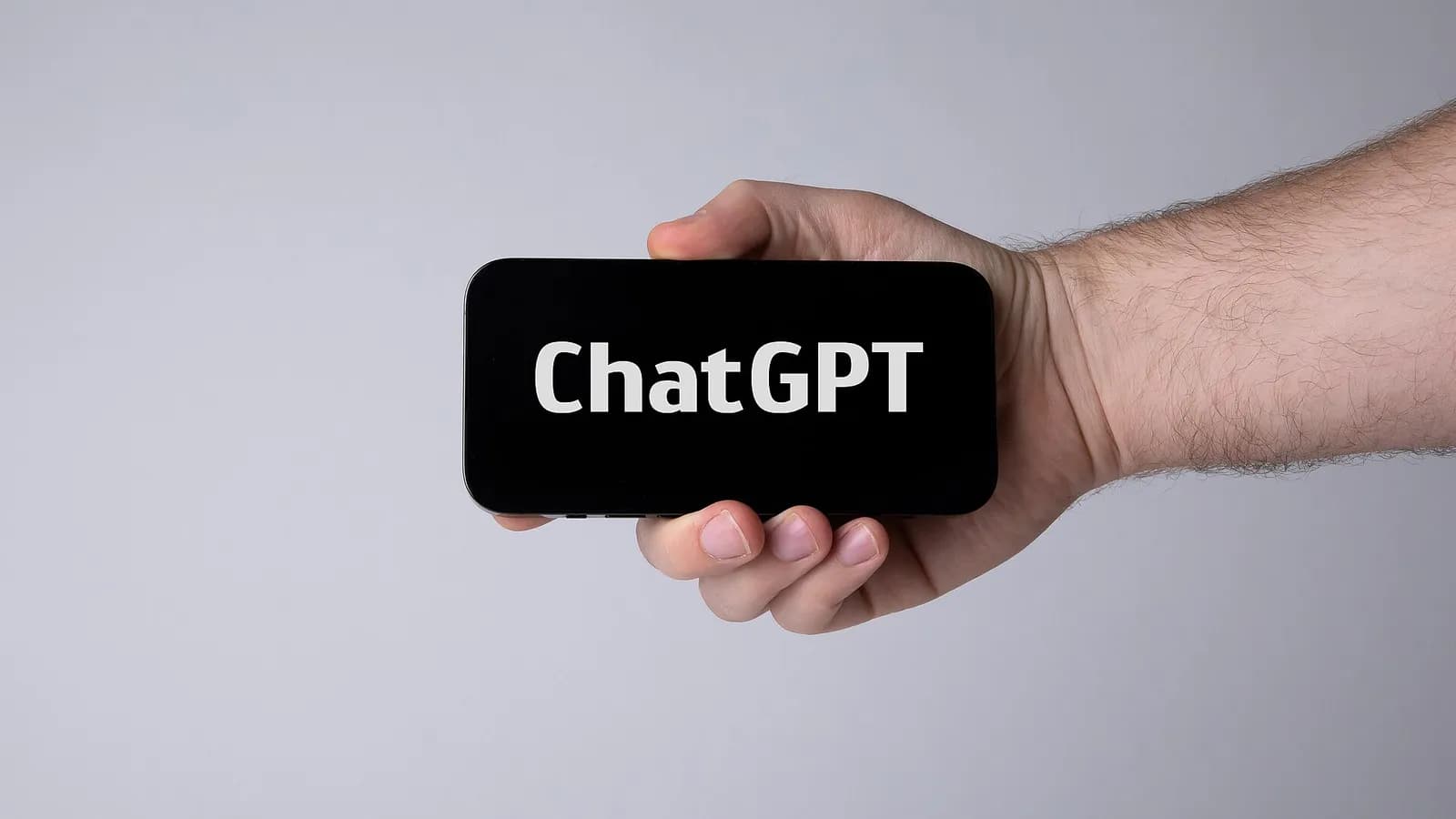 Mano sosteniendo un smartphone con ChatGPT abierto