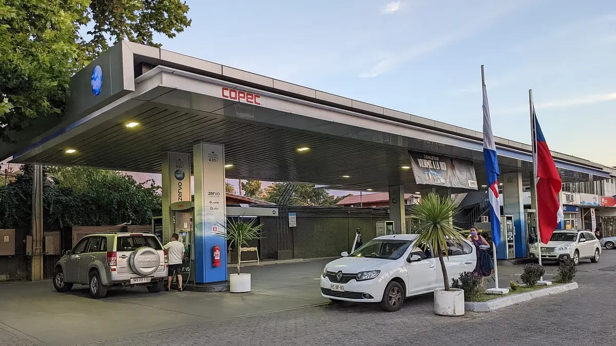 Estación de servicio Copec con autos cargando combustible en La Reina, Santiago