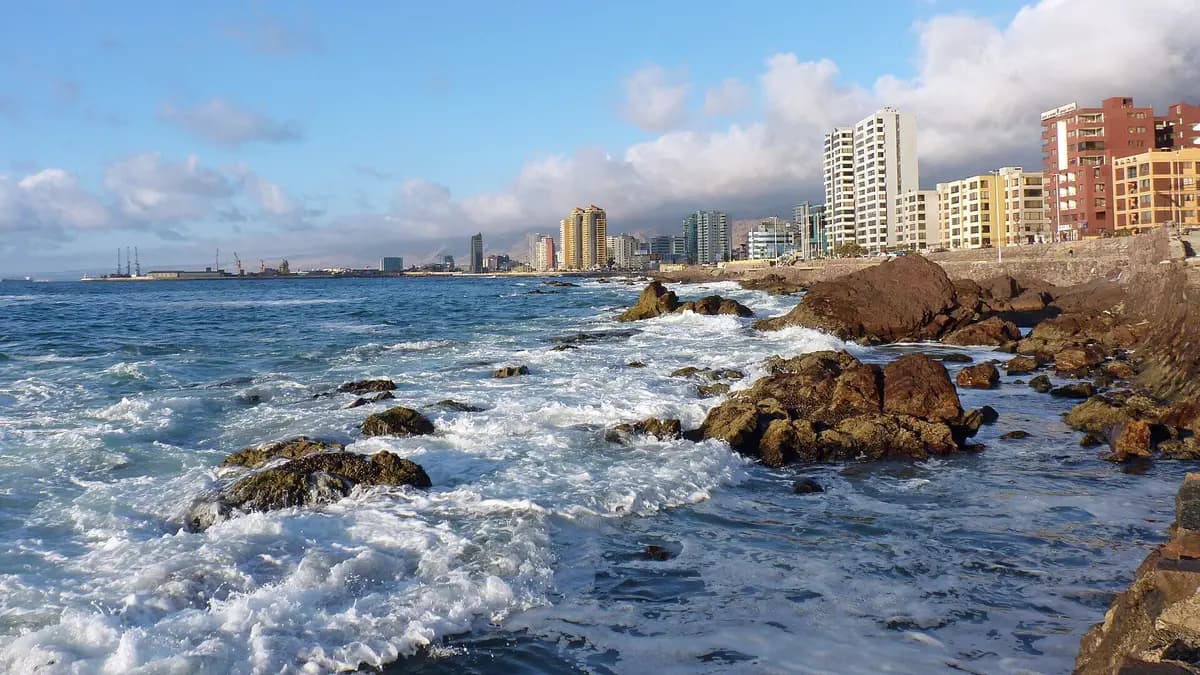 Costa desértica de la Región de Antofagasta con cerros que caen directamente al océano Pacífico