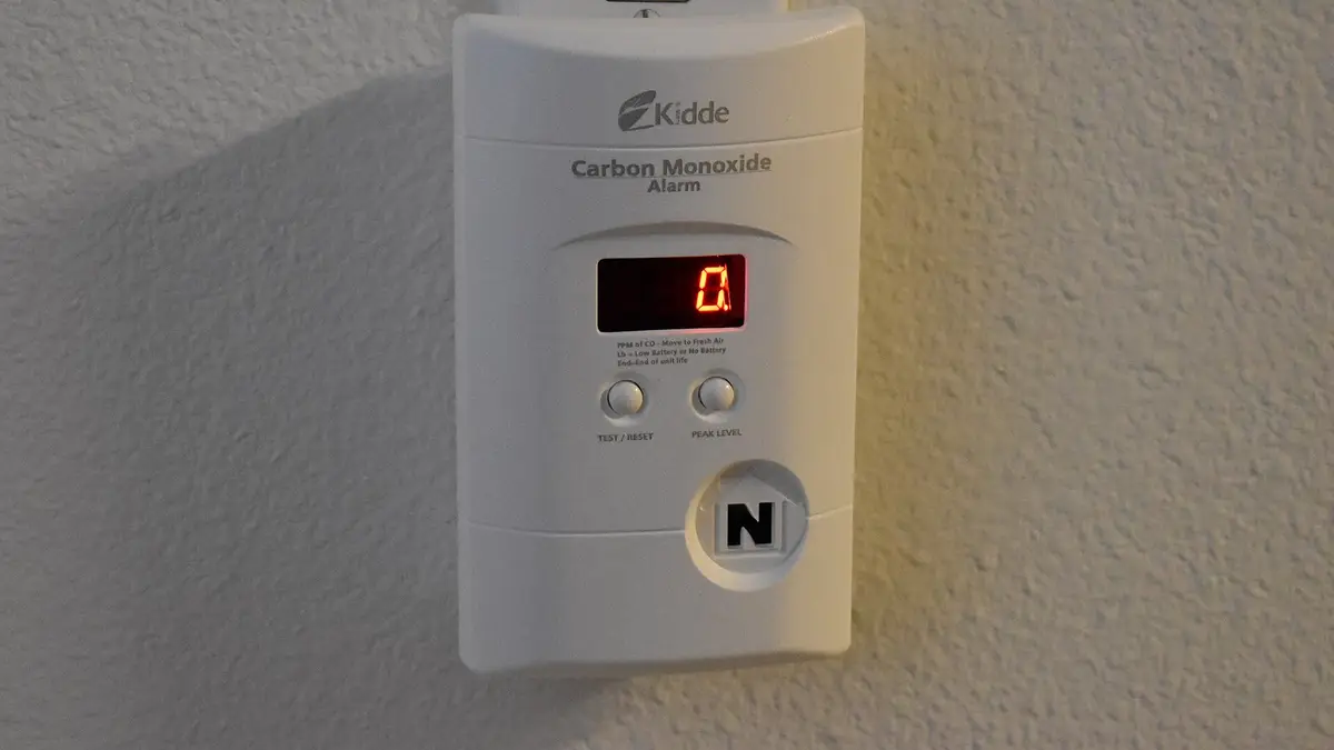 Detector de monóxido de carbono instalado en una pared, con pantalla digital en cero