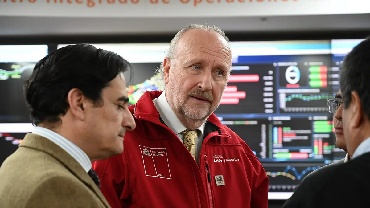 Autoridades en el centro integrado de operaciones de la mina El Teniente frente a pantallas de monitoreo