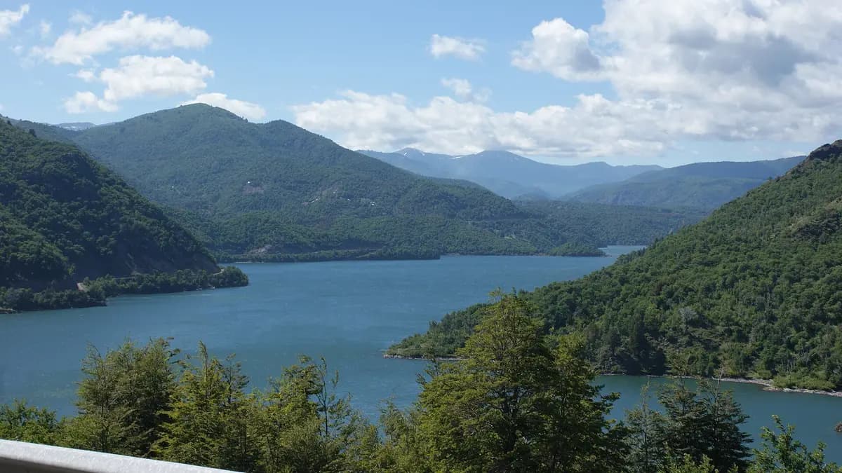 Embalse de Ralco rodeado de cerros con bosque en el Alto Biobío