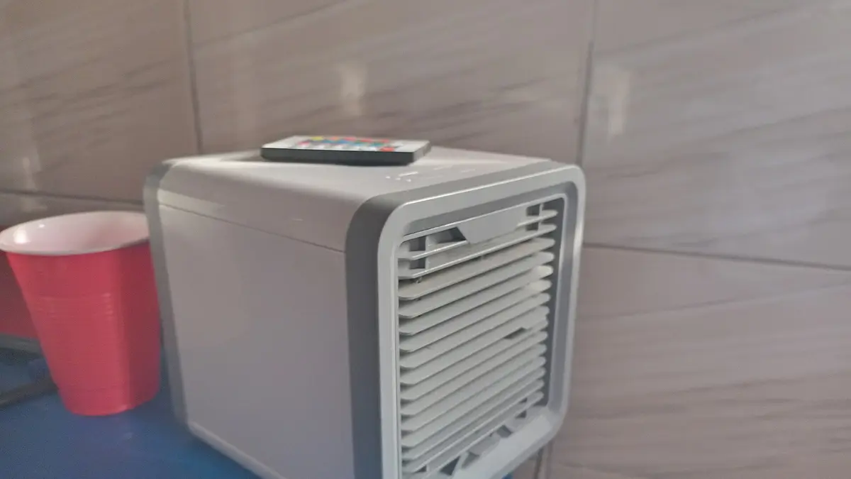 Enfriador de aire evaporativo pequeño sobre una mesa