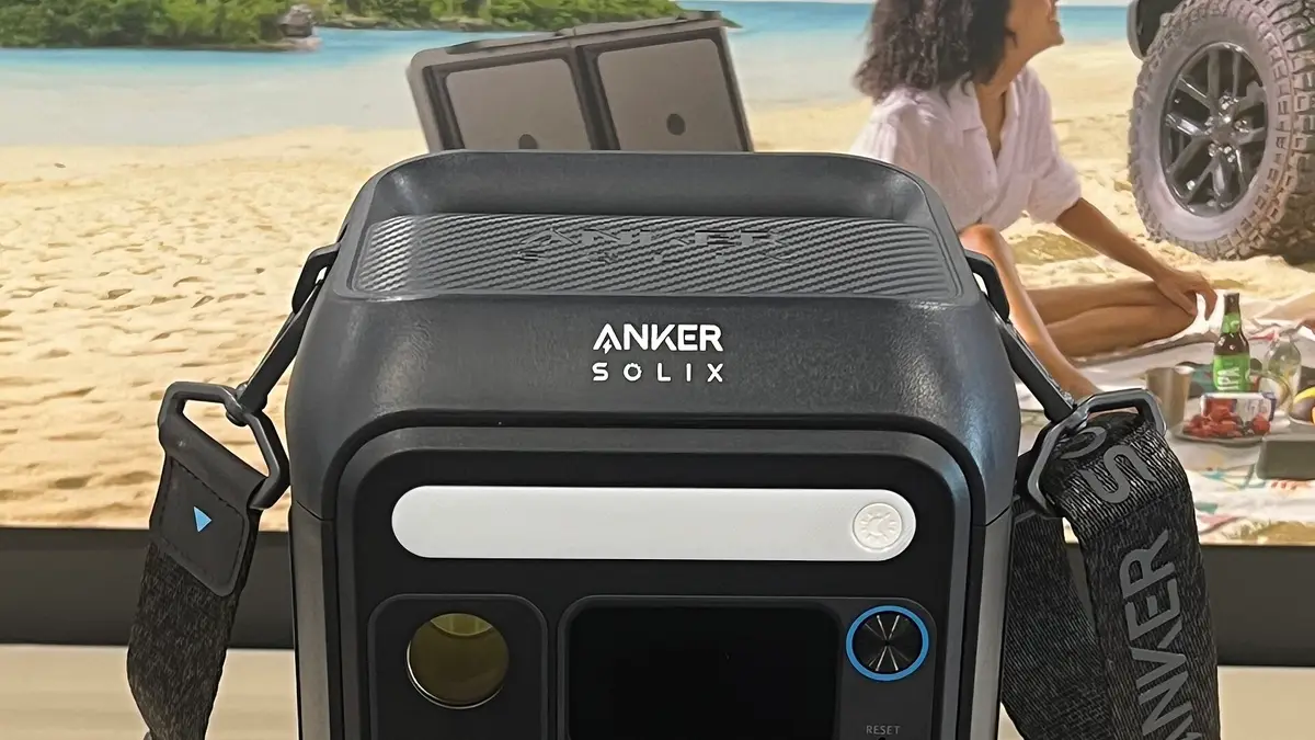 Estación de energía portátil con asas en una playa