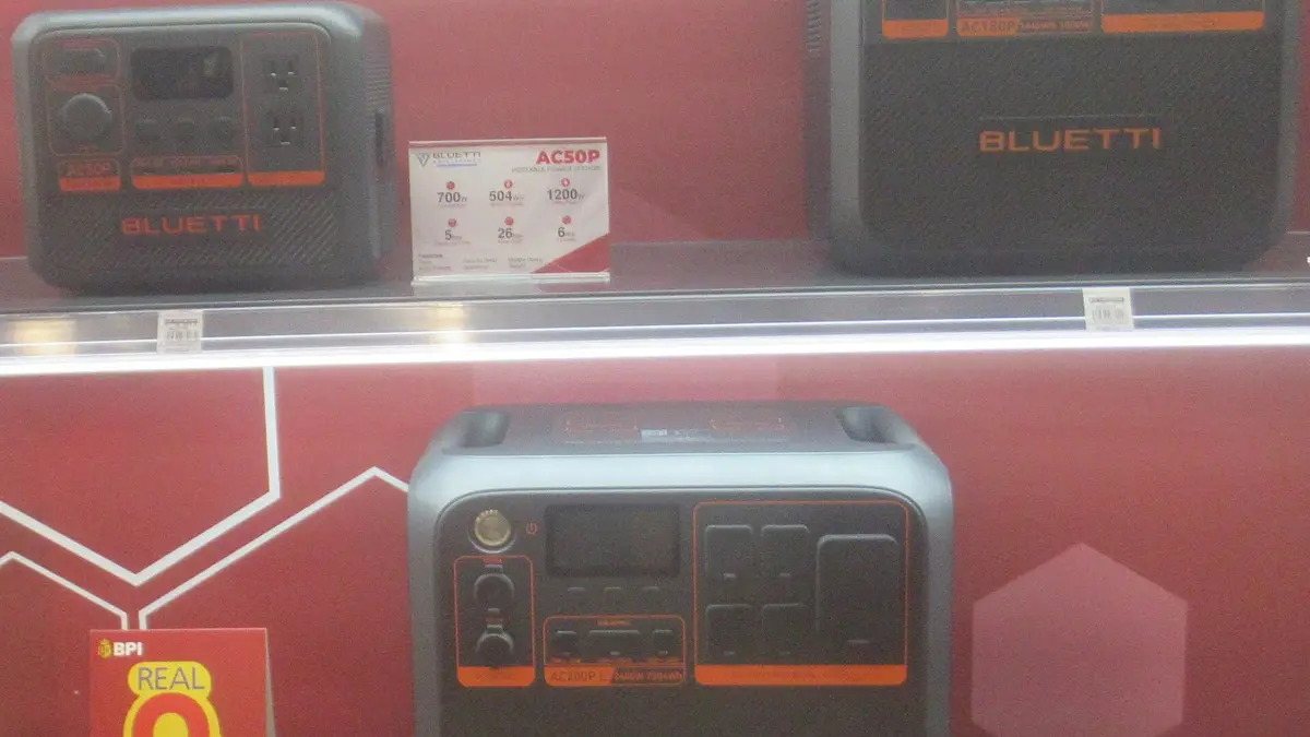 Estaciones de energía portátiles Bluetti en la vitrina de una tienda