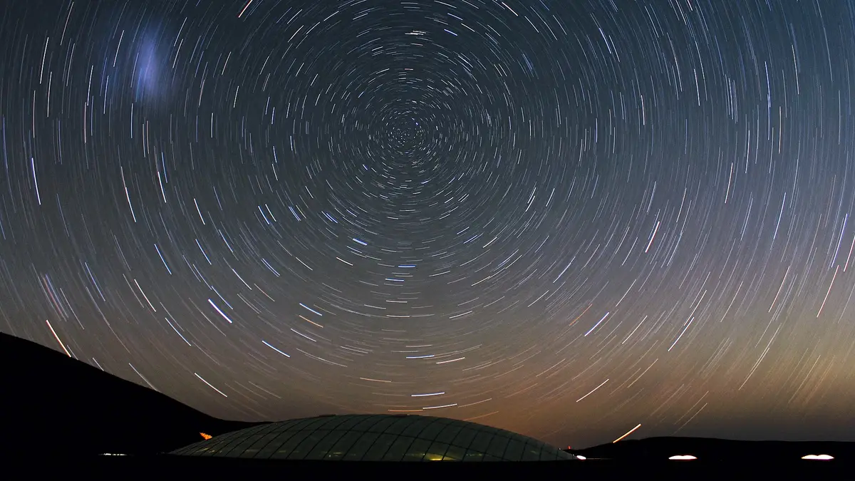 Estelas de estrellas sobre la residencia del observatorio de Cerro Paranal, en el desierto de Atacama