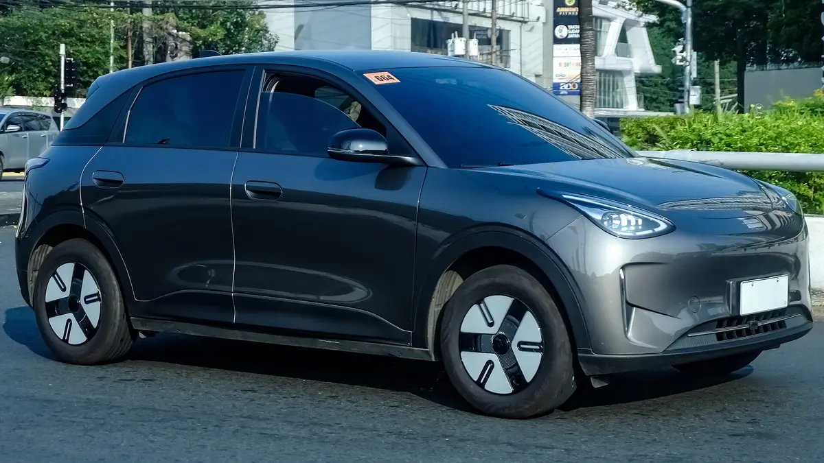 Geely EX2 de color gris estacionado en una calle