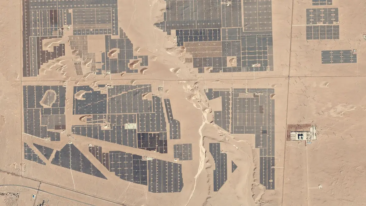 Imagen satelital de plantas solares en el desierto cerca de Golmud, China