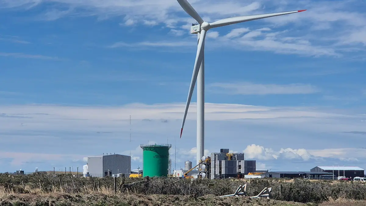 Aerogenerador y estanques de la planta piloto Haru Oni de HIF Global, cerca de Punta Arenas, en enero de 2026