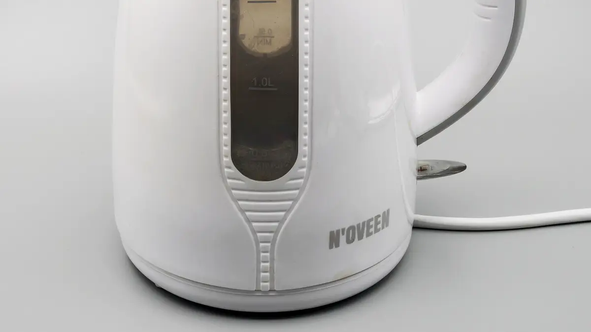 Hervidor eléctrico blanco sobre su base