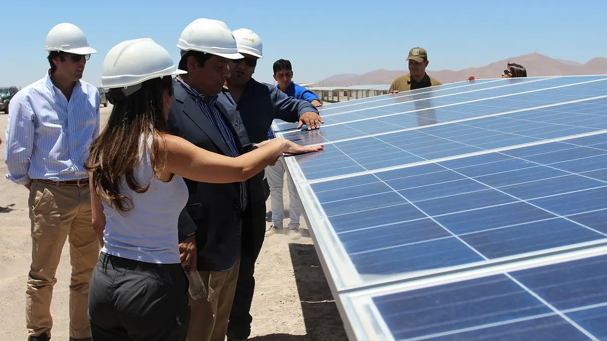 Inspección de paneles solares en una planta fotovoltaica de Pozo Almonte