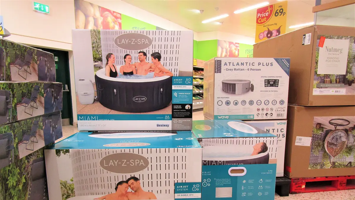 Caixas de jacuzzis infláveis Lay-Z-Spa à venda num supermercado