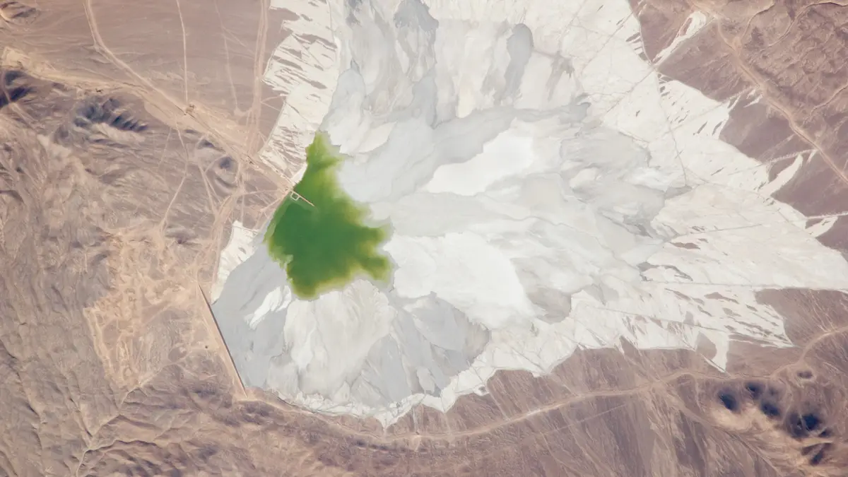 Vista desde el espacio de la mina Escondida y sus depósitos de relaves en el desierto de Atacama