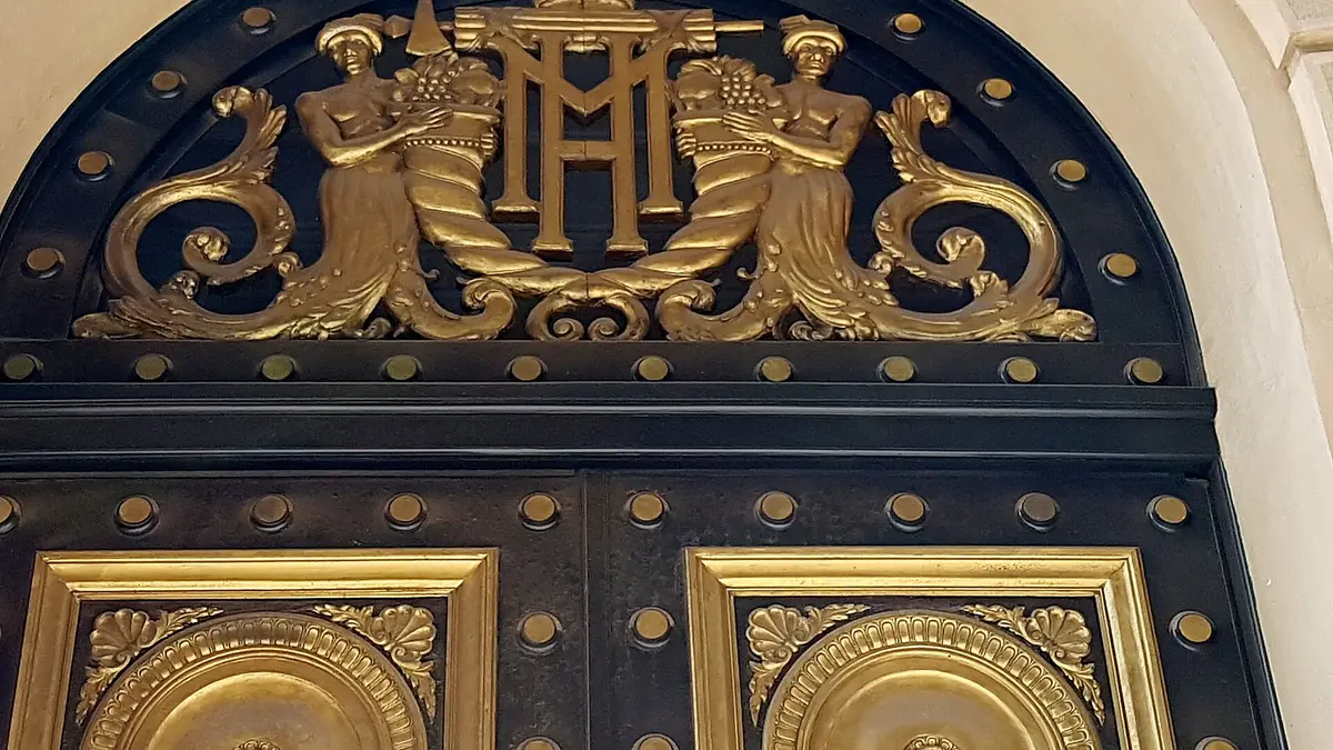 Detalle ornamental de la puerta del edificio del Ministerio de Hacienda en Santiago