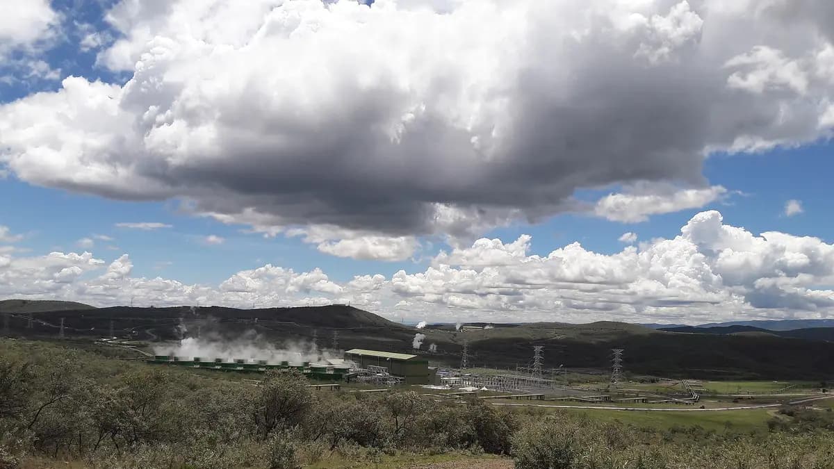 Vista del valle con la central geotérmica Olkaria V y columnas de vapor en Kenia