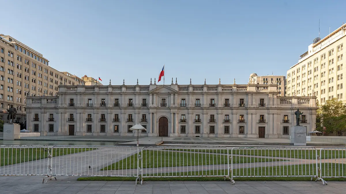 Fachada del Palacio de La Moneda en Santiago con la bandera chilena