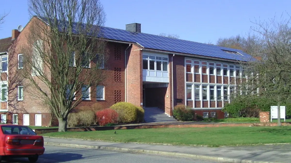 Edificio de ladrillo con paneles solares en todo el techo