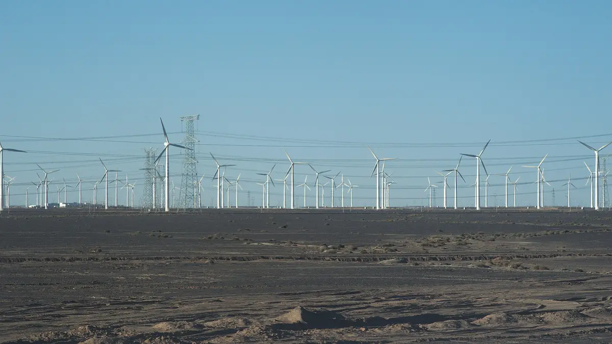 Decenas de aerogeneradores en una llanura desértica de Guazhou, China