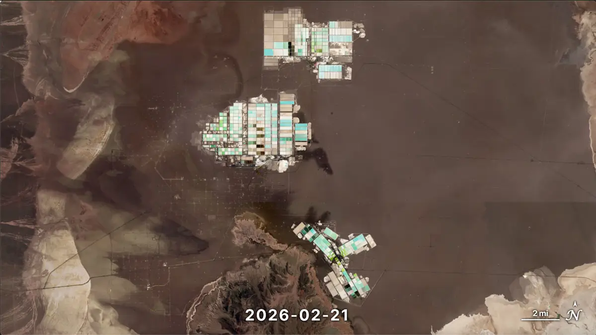 Imagen satelital de las pozas de evaporación de litio en el Salar de Atacama