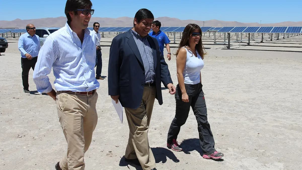 Autoridades recorren la planta fotovoltaica Pozo Almonte I, con filas de paneles solares en el desierto