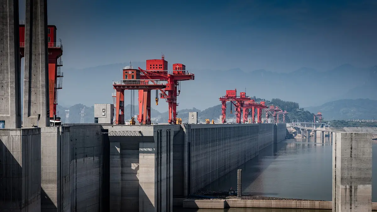 Muro de la presa de Tres Gargantas con sus grúas rojas sobre el río Yangtsé