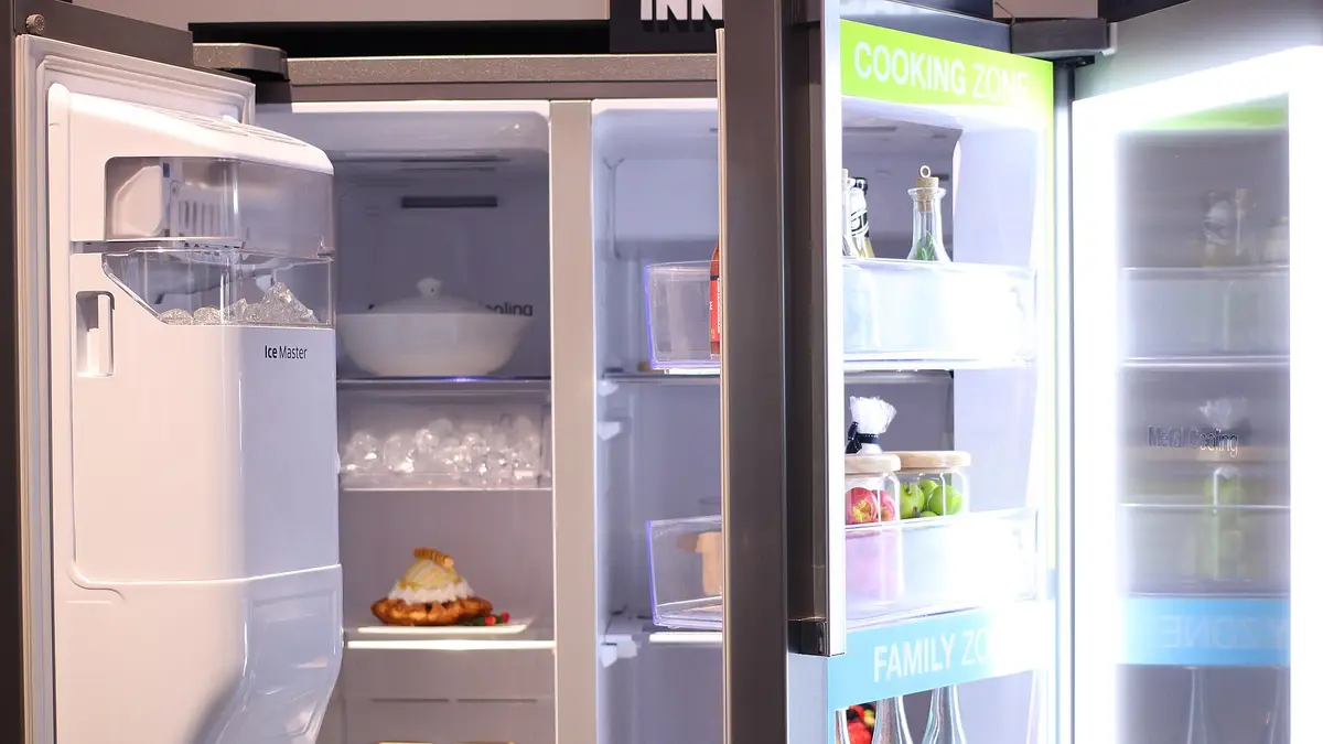 Refrigerador de puerta francesa abierto en una exhibición de electrodomésticos