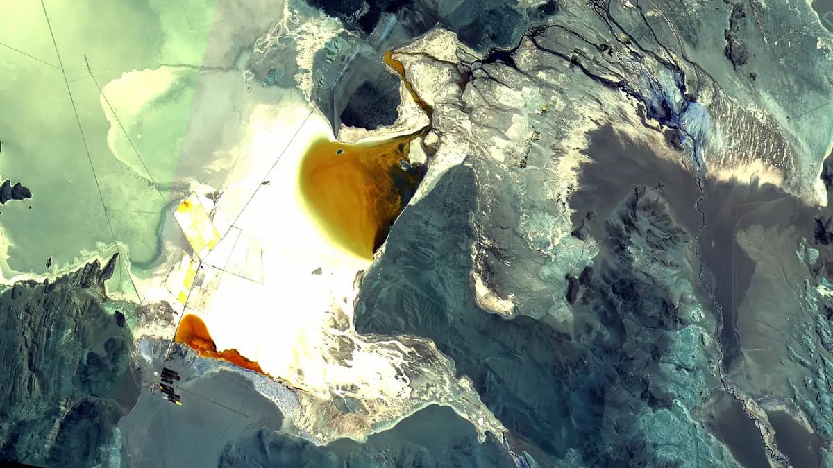 Imagen satelital del Salar del Hombre Muerto en Argentina con pozas de evaporación