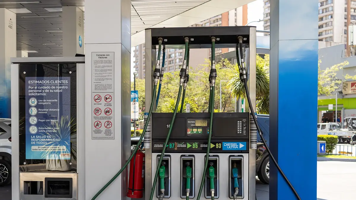 Surtidor de combustible con cuatro mangueras en una estación de servicio
