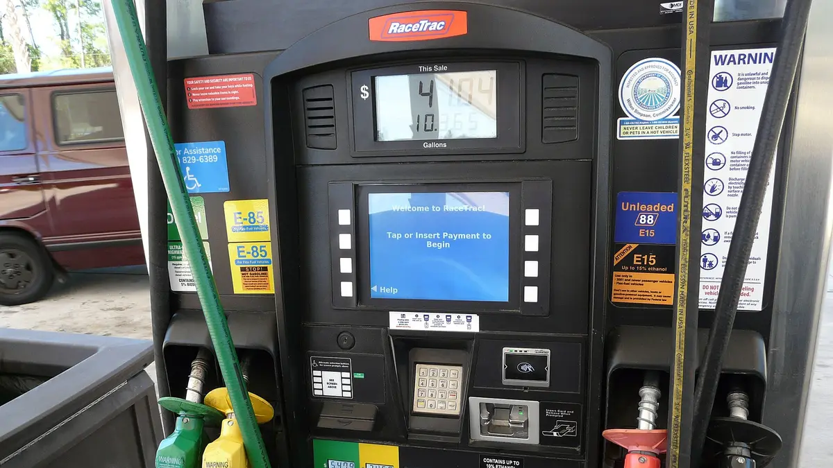 Surtidor de una estación de servicio con mangueras de distintos combustibles