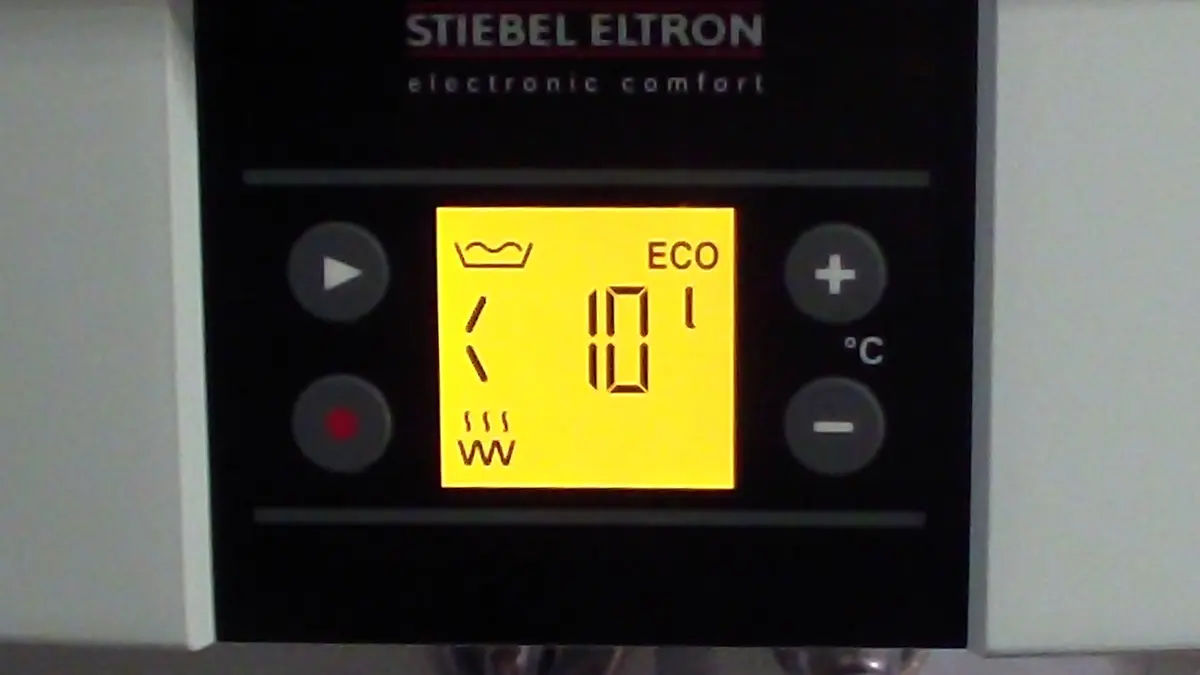 Panel digital de un termo eléctrico con pantalla de temperatura y botones de control