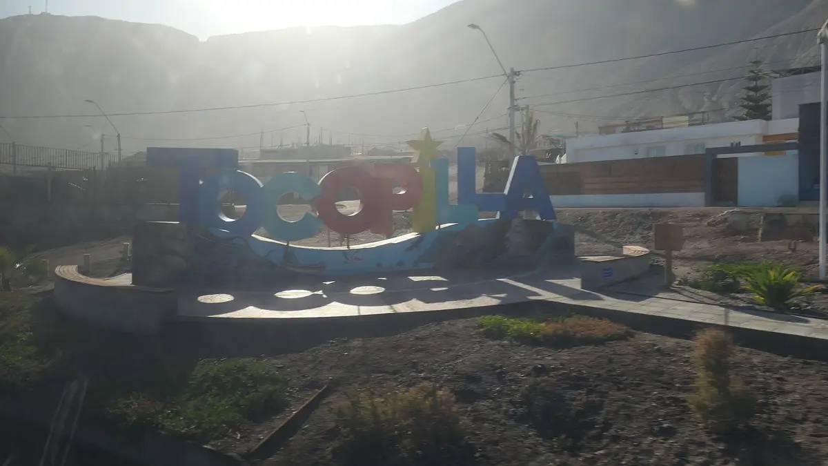 Vista de la ciudad y el puerto de Tocopilla entre los cerros de la cordillera de la Costa y el océano Pacífico