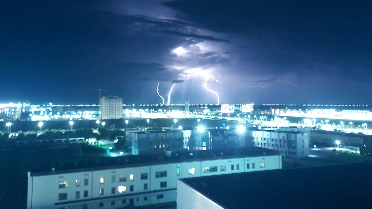 Rayos de una tormenta eléctrica sobre una ciudad de noche