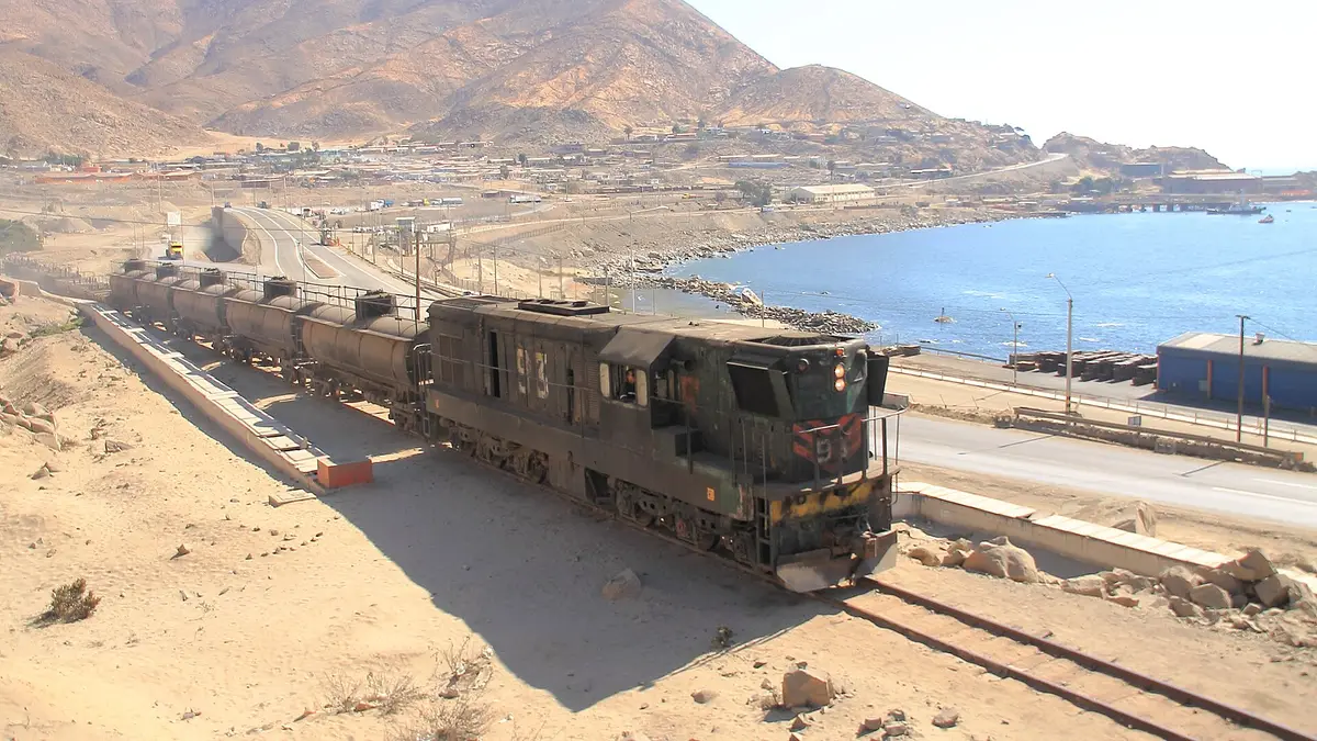 Un tren de carga con locomotora negra inicia el viaje desde la bahía de Chañaral hacia la fundición de Potrerillos