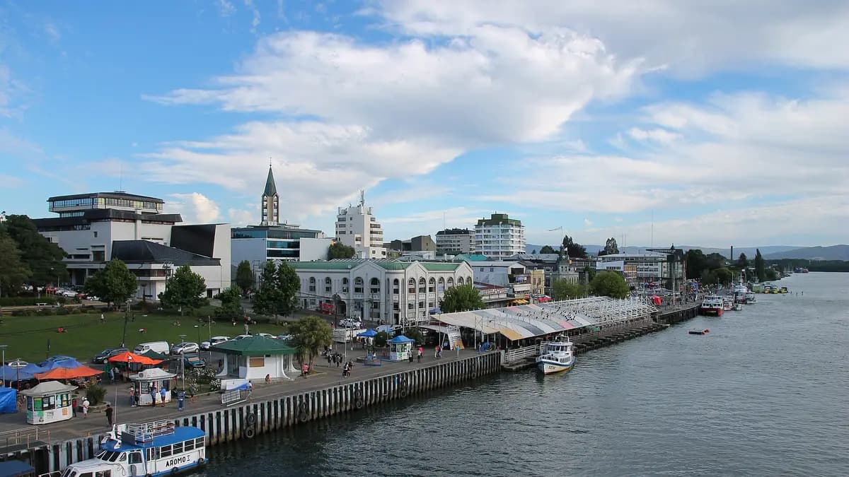 Vista de Valdivia y la costanera junto al río