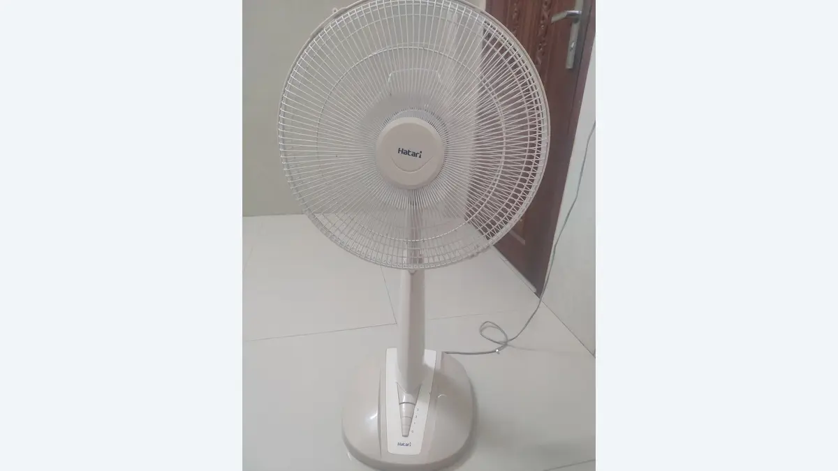 Ventilador de pé branco em um quarto